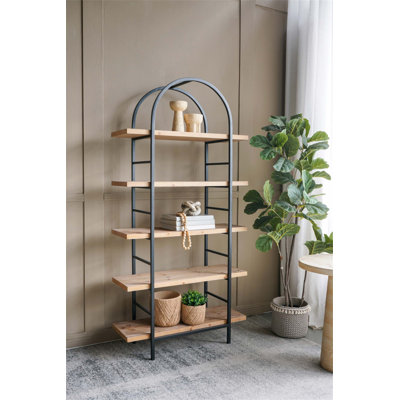 Étagère haute cintrée à cinq niveaux, avec plateaux en bois et structure en fer, pour un rangement moderne