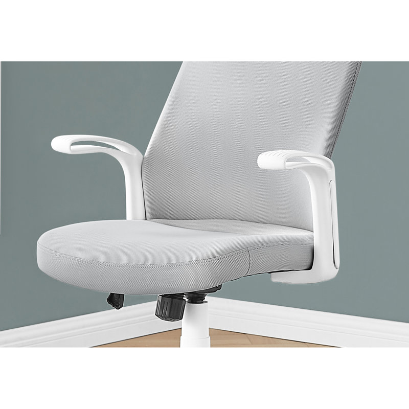 Chaise de bureau ergonomique, en maille grise et métal blanc, idéale pour les bureaux d'ordinateur. Siège rembourré profond, hauteur réglable.