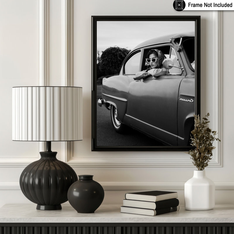 Femme dans une voiture classique, Unframed, Poster, 11"H x 14"W