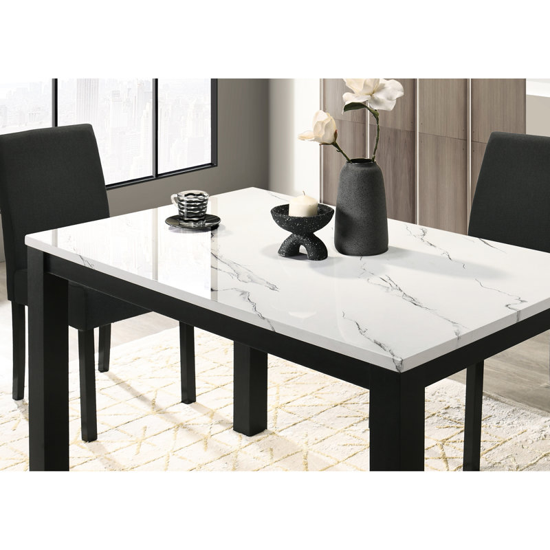 5 pièces: table rectangulaire avec faux marbre blanc et quatre chaises en tissu gris anthracite à haut dossier, collection moderne et élégante: chaises rembourrées