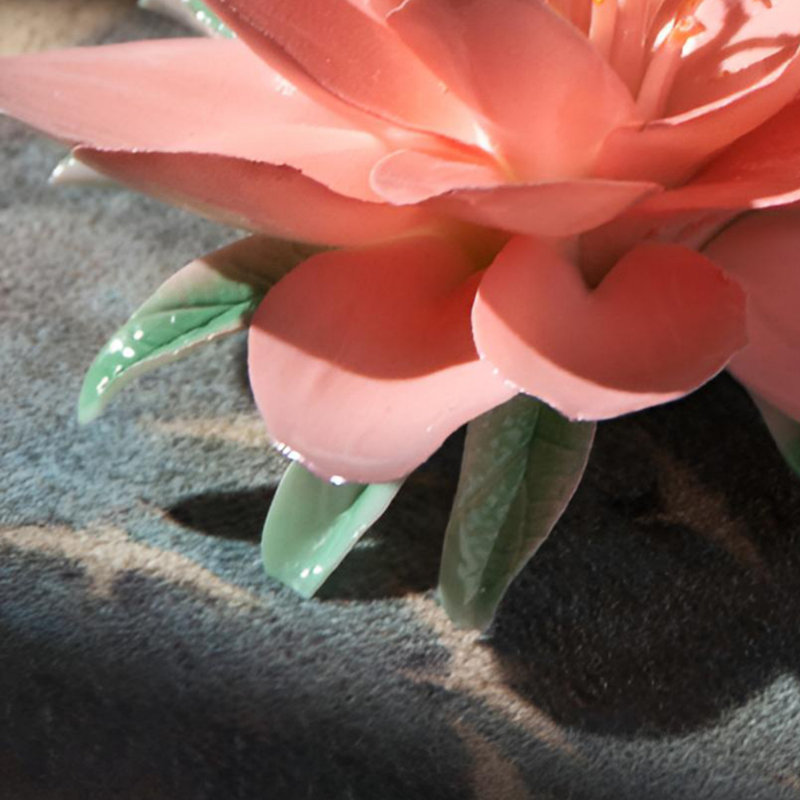 Sculpture en céramique artisanale bleue et blanche Epiphyllum - Accent intemporel pour la maison, Rose