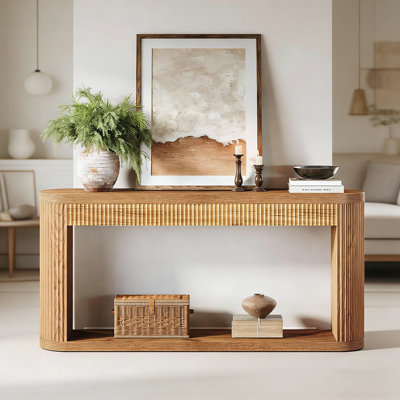 Console chic à cannelures avec une profondeur étroite pour les espaces très passants, une fabrication durable en bois aggloméré et un design élégant