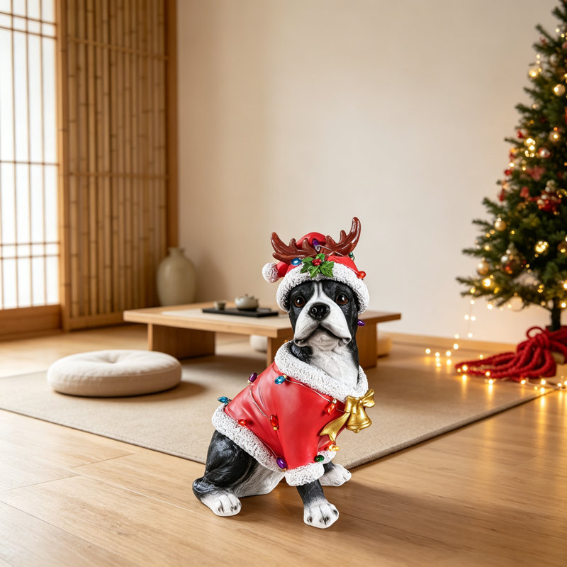 Charmante statue de Noël Boston Terrier en tenue de père Noël, parfaite pour les décorations et les fêtes festives