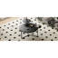 Table basse contemporaine avec deux tablettes, surface en faux marbre, base à trépied, bords arrondis, noir mat, style moderne et solide avec tablettes, surfaces, coins en métal pour trépied,