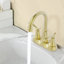 Robinet de salle de bain or brossé avec bonde escamotable et tuyaux d'alimentation Robinet de meuble-lavabo à 4 poignées et centre à 4 poignées-118610651