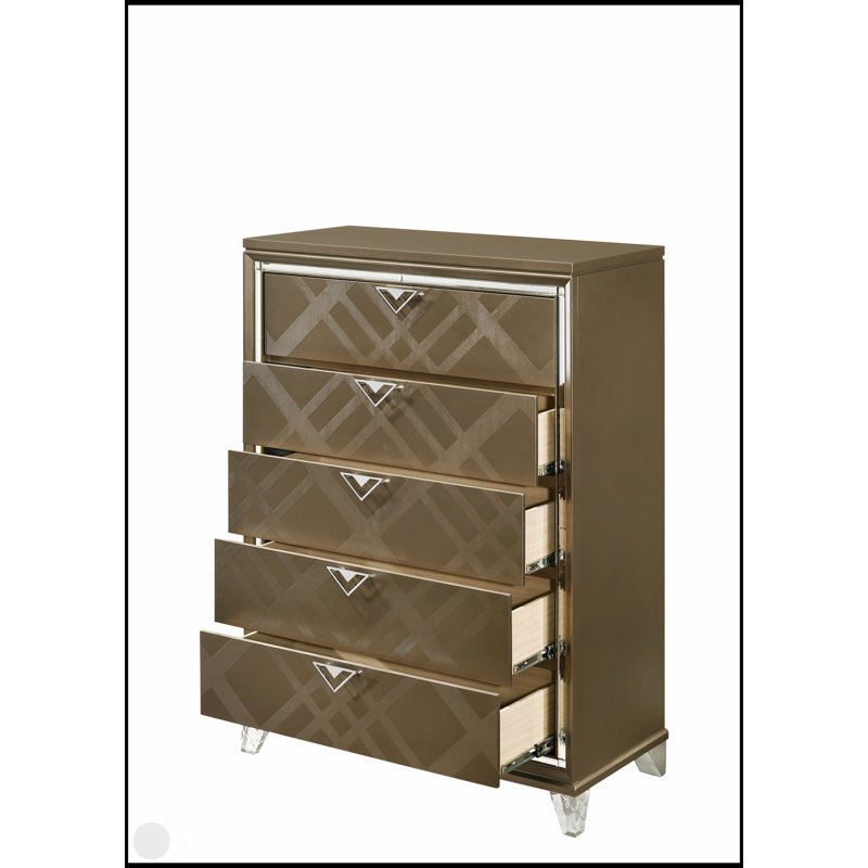 Commode 5 tiroirs Skylar au fini champagne foncé avec façades en relief et bordure biseautée en miroir, parfaite pour les chambres à coucher modernes