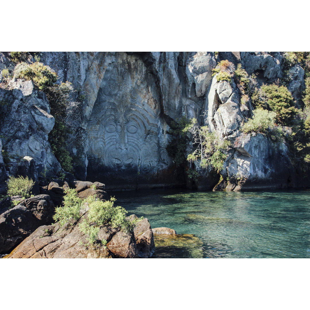 Leinwandbild Maori-Felsritzungen in der Felswand am Taupo-See