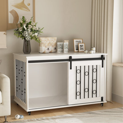 Meuble de caisse pour chien 39,37 po avec porte de grange coulissante et porte latérale 39,37 po, table de bout intérieure pour chenil pour petits et moyens chiens, cage décorative pour animaux avec barres en métal et roues verrouillables - blanc