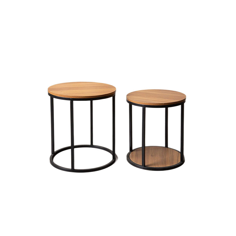 Tables contemporaines en métal et en bois massif avec un design peu encombrant