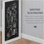 Un poste de travail familial multifonctionnel avec une armoire de bureau murale qui se plie et se transforme, avec un tableau noir et des tablettes latérales