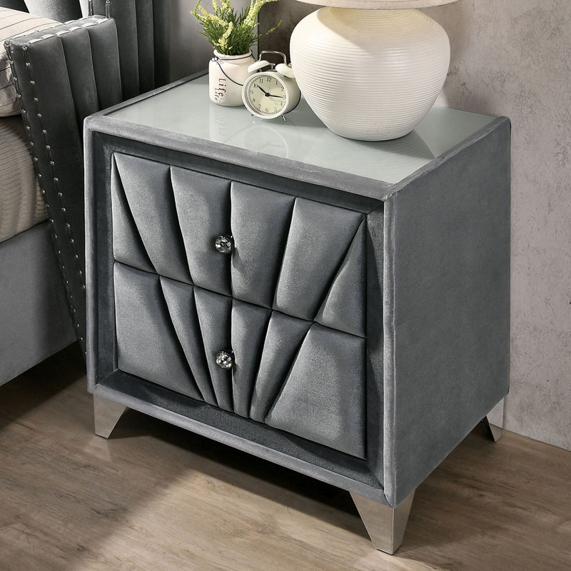 Structure entièrement rembourrée, 1 table de chevet, tissu gris, boutons en cristal, acrylique, plateau en verre, pieds en chrome
