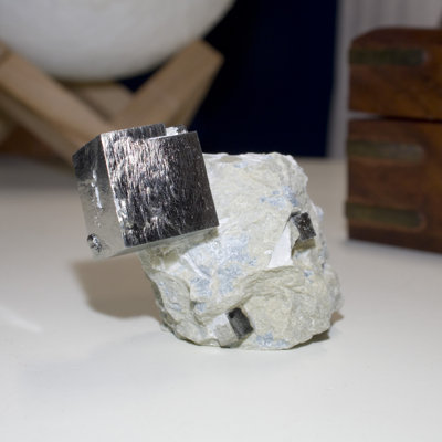 Triple cristal de pyrite cubique sur la matrice. Navajun, Espagne
