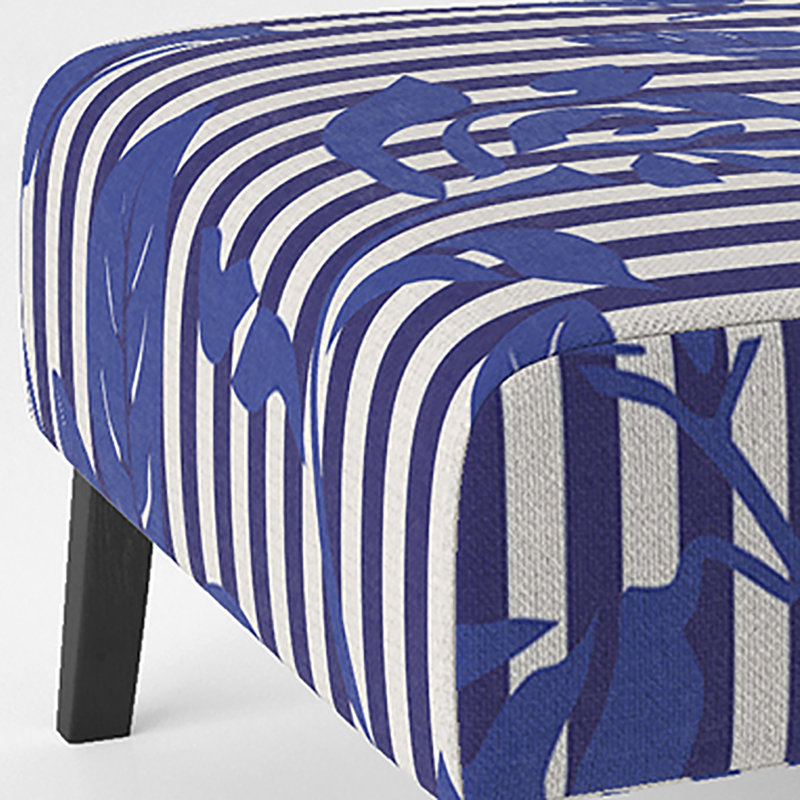 Fauteuil de chambre bleu à motif de fleurs tropicales tapissier