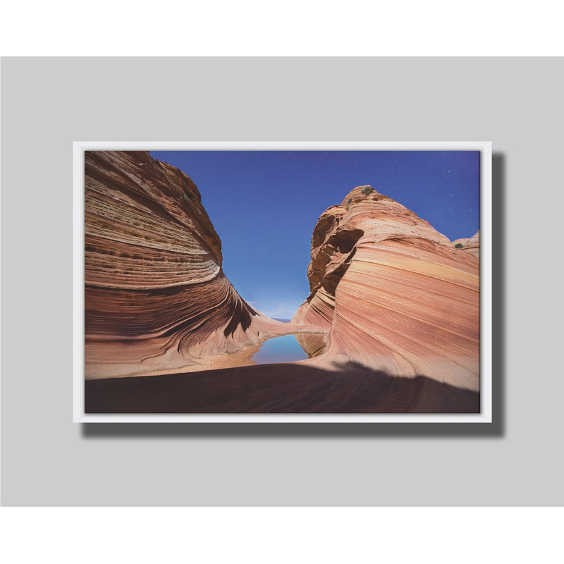 Moonlit Wave par Scott Barlow. Estampe numérique, H 40,5 po x l 60,5 po, Reproduction encadrée sans passe-partout, Blanc