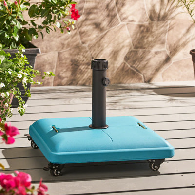 Base de parasol d'extérieur carrée - béton et acier inoxydable. Finition bleu sarcelle. P 19,9 po x l 16,05 po de hauteur. Convient à un poteau de 1,5 pouce de 1,9 pouce. Diamètre maximal de 11 pieds. Forte et attrayante. Assemblage requis. Fait à la main