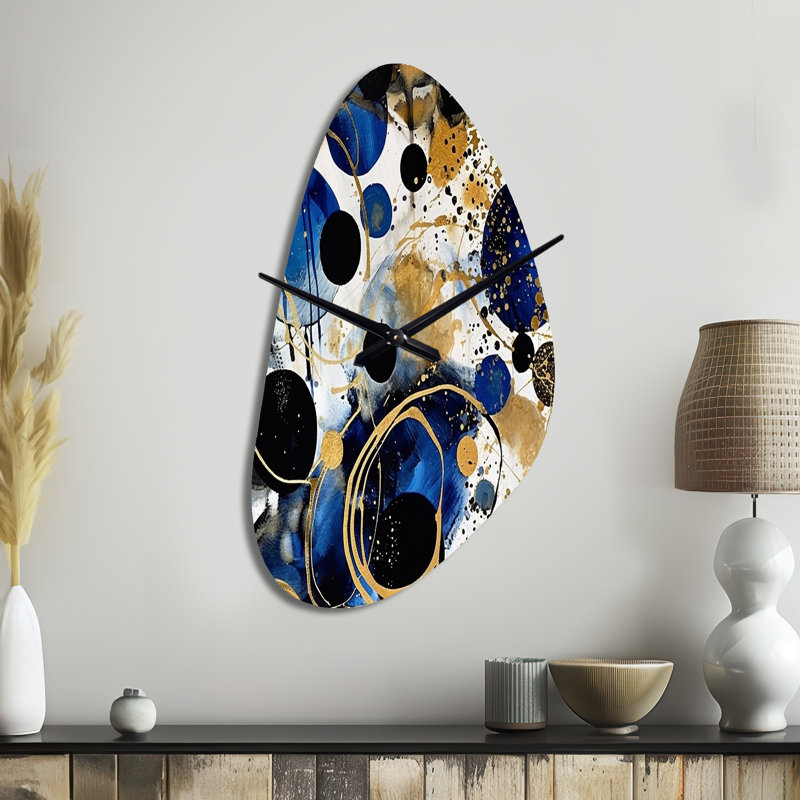 Motif abstrait avec textures bleues et dorées XVIII - Minimalisme, horloge murale asymétrique en métal, impression d'horloge murale moderne