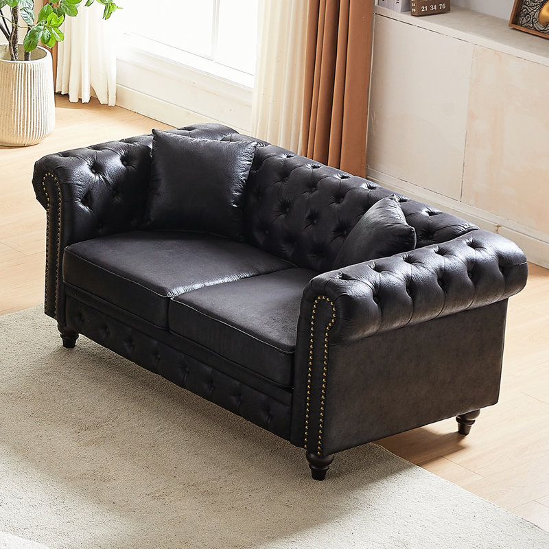 Canapé contemporain de 161 cm (63,5 po) avec revêtement en tissu technique, accoudoirs capitonnés, assise spacieuse pour 2 personnes et pieds en bois brun foncé.