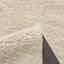 Tapis à poils longs de couleur beige Ashmita-409999533