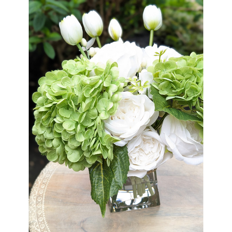 Arrangement d'hortensias verts dans un vase