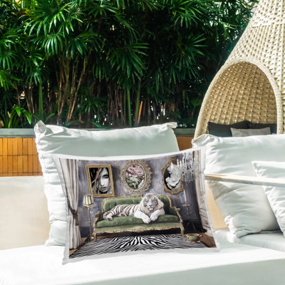 Coussin d'extérieur imprimé Langigu Tiger in Opulent Space par Annabelle Hall