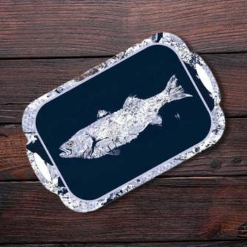 Poisson blanc sur un plateau en mélamine bleu marine | Bord de mer