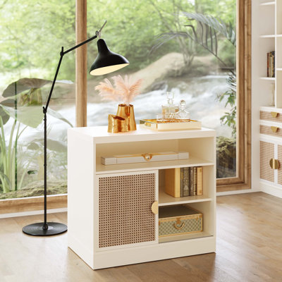 Armoire de rangement Adonia en bois de 80 cm de large avec porte, idéale pour le bureau à domicile. Étagères ouvertes ajustables, couleur rotin blanc.