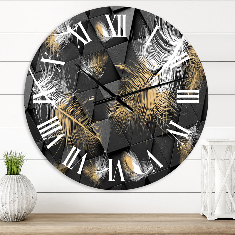 Plumes blanches et dorées sur triangulaire - horloge murale moderne, Moyen