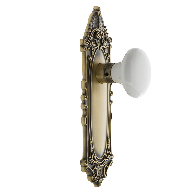 Plaque victorienne avec bouton de porte en porcelaine blanche, Laiton antique, 2 3/8 po