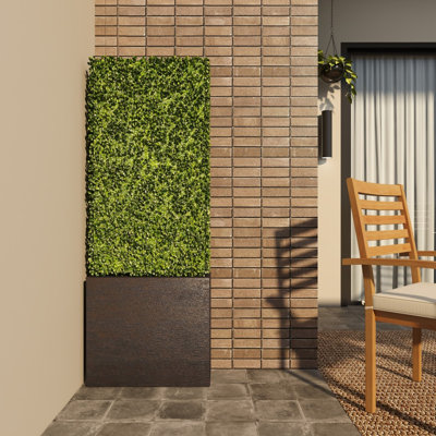 Topiaire en fausse haie de buis avec feuilles réalistes et jardinière en ciment noir