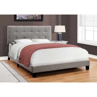 Grand lit tapissier gris pour une chambre à coucher tranquille et élégante