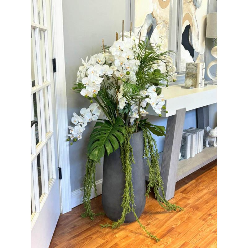 Arrangement d'orchidées avec allium et delphinium