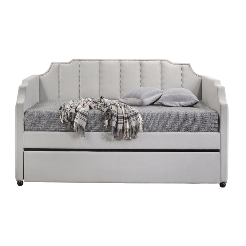 Lit de jour simple en velours gris avec lit gigogne et garniture cloutée confortable