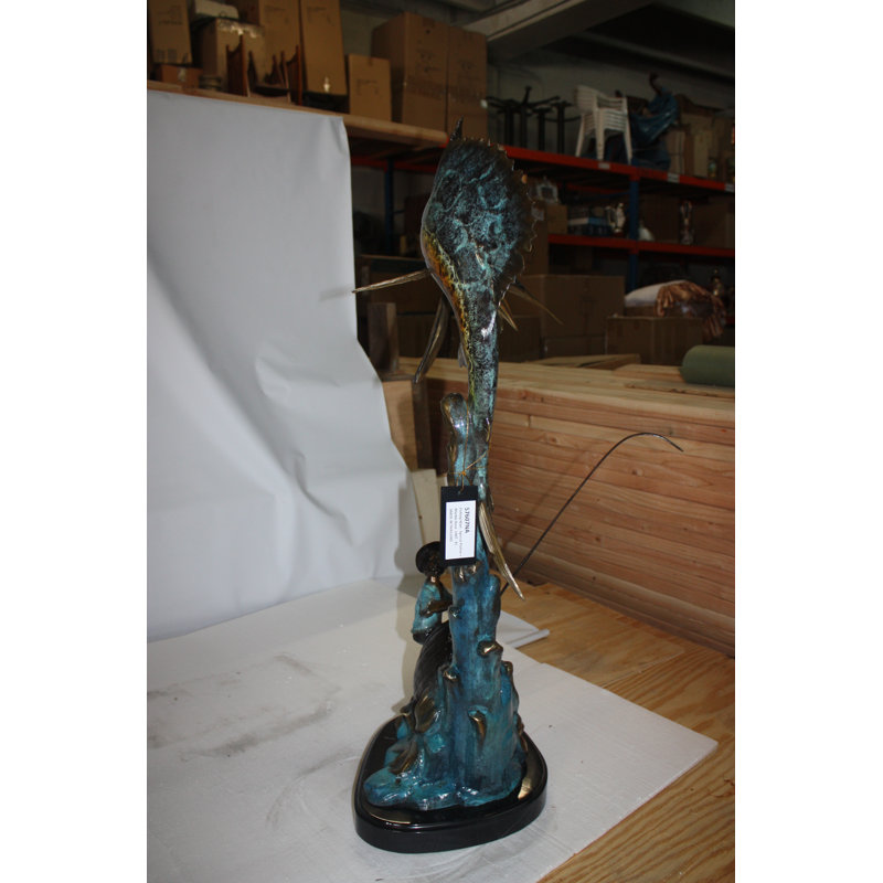 Statue Beliveau vieil homme sur un bateau