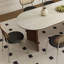 Table de salle à manger ovale avec pieds arqués