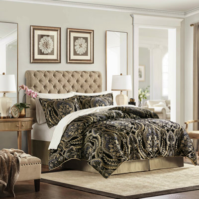 792922387-E60E Comforter
