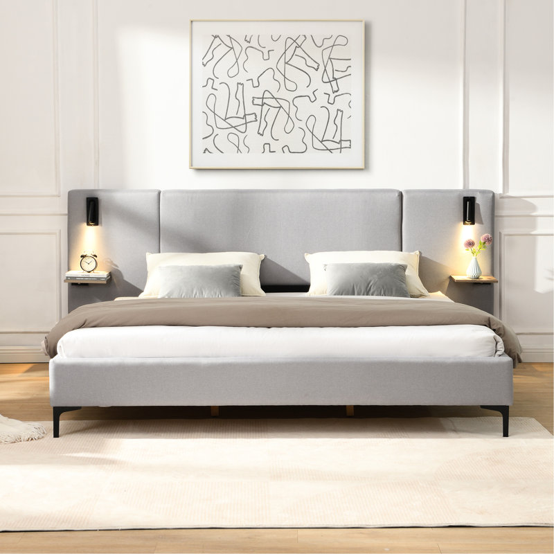 Lit tapissier en lin gris pour très grand lit, lumières et tablettes intégrées sur la tête de lit, structure à pieds en fer