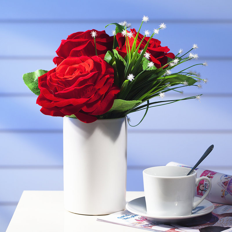 Agencements de roses à motif floral et de vases