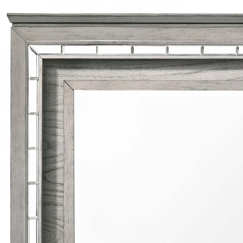 Miroir moderne élégant avec bord biseauté et éclairage à DEL tactile intégré pour une lueur ambiante