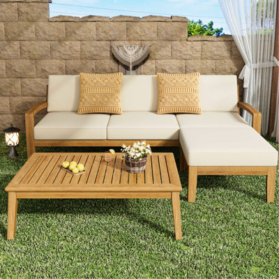 Patio extérieur avec panneau à lattes et coussins confortables en bois
