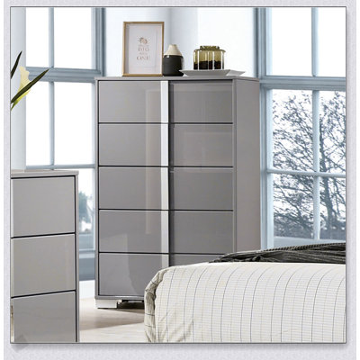 Commode contemporaine taupe clair avec finition UV, pieds chromés, poignées verticales et glissières à roulement à billes pour un fonctionnement en douceur