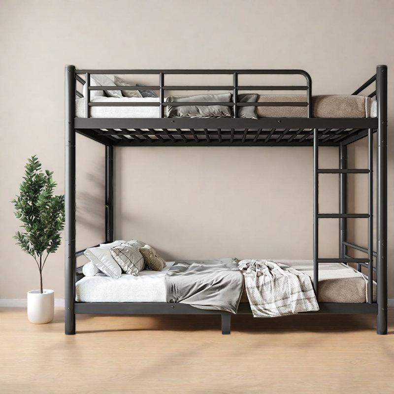 Lits peu encombrants, lit superposé double au-dessus de double, chambre d'amis moderne