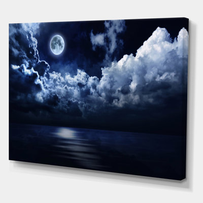 Pleine lune dans le ciel nocturne nuageux - Photographie sur toile