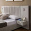 Structure de lit tapissier grand format avec tissu en chenille plissé, lit plateforme grand format avec tête de lit et structure solide et table de chevet. Pas besoin de sommier tapissier - beige