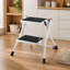 Tabouret en acier à deux marches