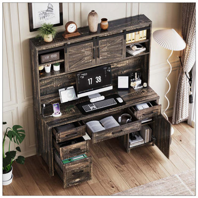 Bureau de direction avec huche et station de charge, bureau d'ordinateur avec 2 portes de grange coulissantes, 5 tiroirs et armoire de rangement avec tablette réglable à 3 positions