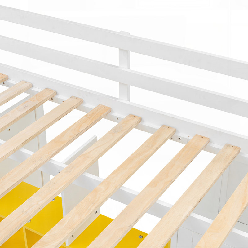 Lit mezzanine en bois avec tablettes de garde-robe intégrées et armoire pour des solutions de rangement peu encombrantes