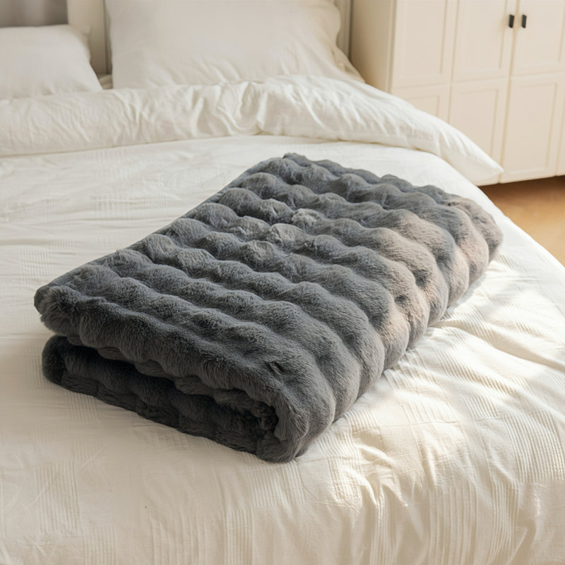 Couverture en fausse fourrure de lapin, L 39 po x L 63 po, Gris pâle