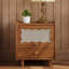 Mobilier de chambre à coucher spacieux en bois et rotin avec table de chevet minimaliste
