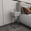 Table d'appoint géométrique inversée en bois blanc avec support en métal noir