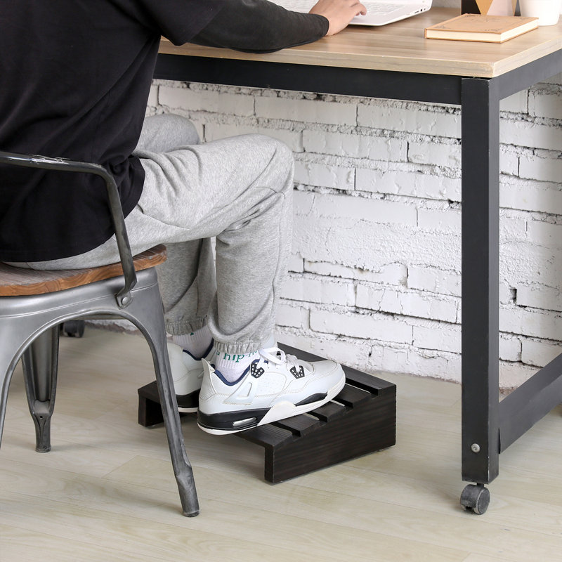 Repose-pieds ergonomique sous le bureau